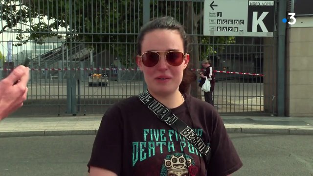 Violences : Regardez les fans de Mylène Farmer en larmes après l'annulation des deux concerts de la chanteuse pour des raisons de sécurité