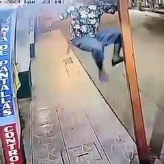 Hondureño salta techo de negocio para robarse una silla plástica