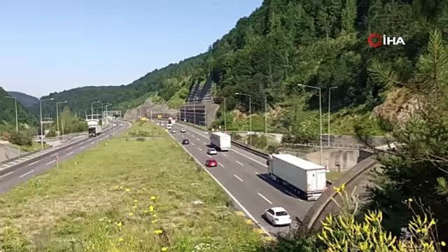 TEM'in ve D-100 kara yolunun Bolu geçişinde akıcı yoğunluk devam ediyor