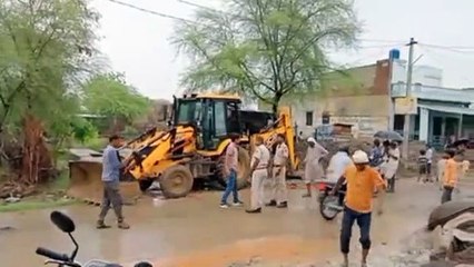 पुलिस जाप्ते की मौजूदगी में हुई नाले की सफाई