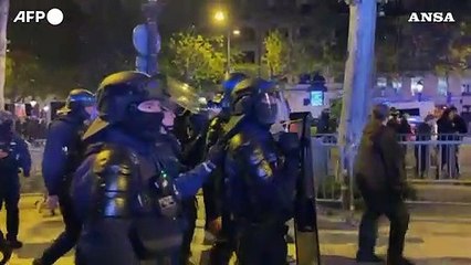 Scontri in Francia, la polizia presidia gli Champs-Elyse'es
