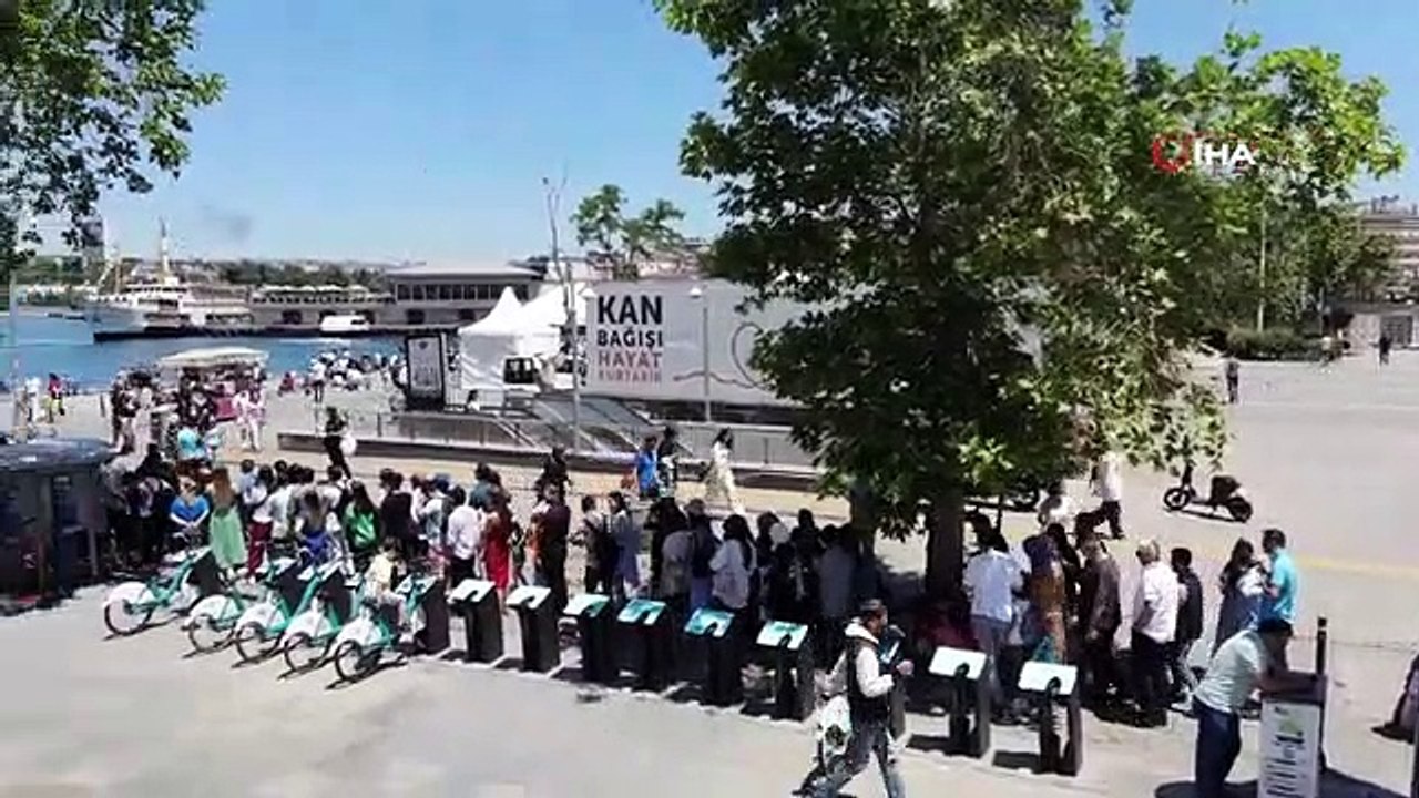 Hunderte Meter lange Schlange vor dem Adalar-Pier in Kadıköy