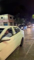 Download Video: #Preliminar Un aparatoso choque protagonizado por un automovilista y un motociclista tuvo lugar sobre el cruce de las avenidas Javier Mina y Belisario Domínguez, en Guadalajara #GuardiaNocturna