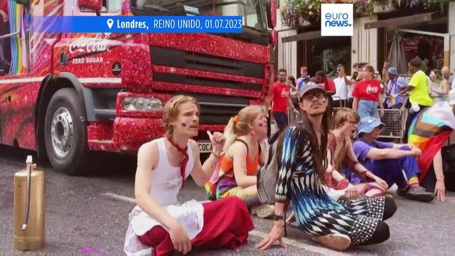 Activistas ecologistas frenan el desfile del Orgullo LGTBI en Londres