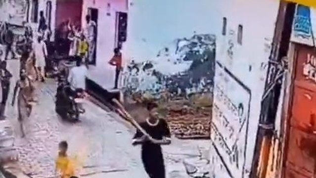 अलीगढ़: डंडा लेकर घर में घुसे में दबंग ने की मारपीट, सीसीटीवी में कैद हुई लाइव घटना