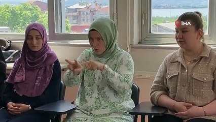 İşitme engelli ikizinin sesi oldu