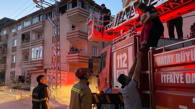 Yangında 5 katlı binada mahsur kaldılar: 25 kişi kurtarıldı