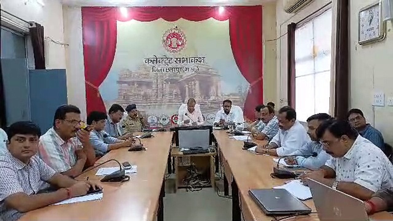 समीक्षा बैठक लेते प्रभारी मंत्री