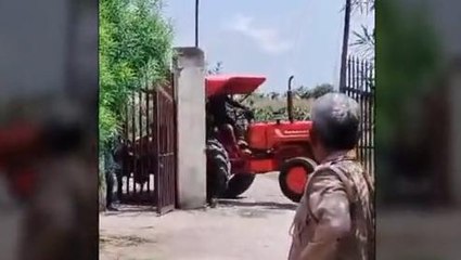 मेरठ में नशे में धुत छात्र ने मचाया उत्पात, ट्रैक्टर से तोड़ा गेट, देखें वीडियो