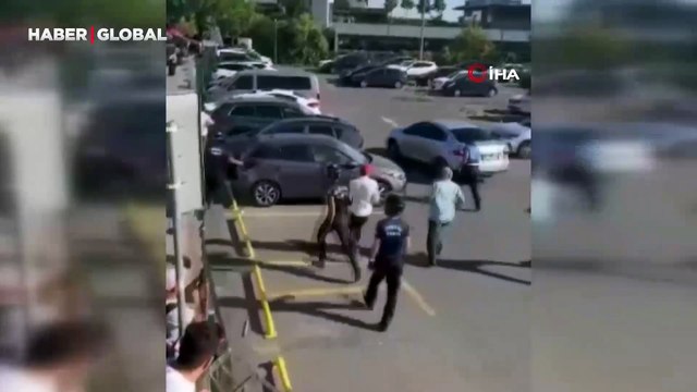 İstanbul Büyükşehir Belediyesi zabıtasıyla seyyar satıcılar birbirine girdi