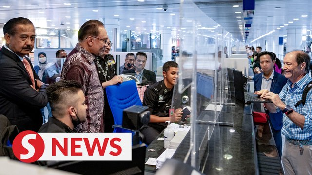 Anwar makes surprise visit to KLIA, says customs, immigration operation under control