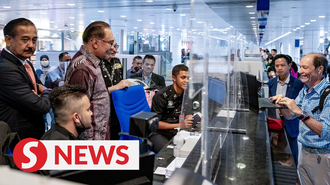 Anwar makes surprise visit to KLIA, says customs, immigration operation under control