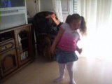 KIKA ENTRAIN DE DANSER