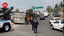 Tráiler vuelca enfrente a estación del Mexibús en Cuautitlán Izcalli