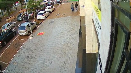 Veja o momento em que adolescente é atropelada na Avenida Brasil