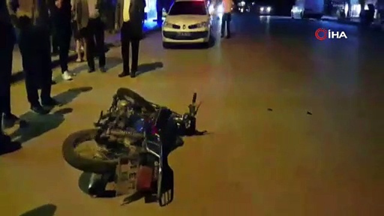 Motosikletin çarptığı adam ağır yaralandı: Kaza anı kamerada