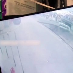 Cámara capta el accidente de un micro que deja un muerto