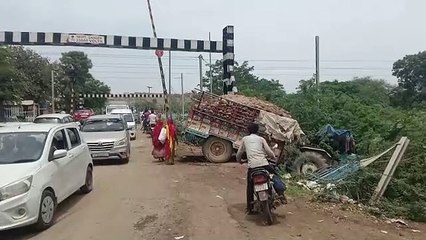 ऑटो की टक्कर से टूटा रेल्वे फाटक का बूम