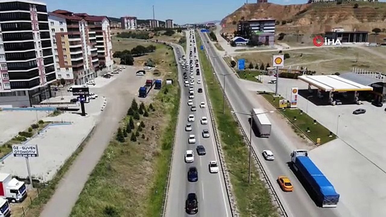 Tatilcilerin dönüş yolcuğu sürüyor: 43 ilin geçiş güzergahında trafik yoğunluğu