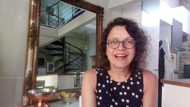 Une cuisine et ilot central avec coin repas intégré