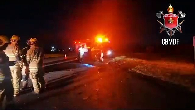 Bombeiros atendem vítimas de colisão frontal na DF-001, em Santa Maria
