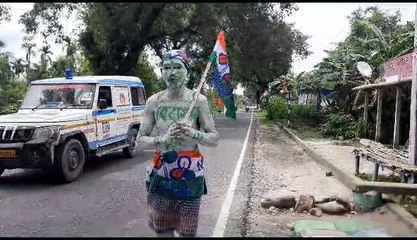 শরীরে  প্রার্থীর নাম ও দলীয় প্রতীক এঁকে প্রচার  জলপাইগুড়ির  তৃণমূল কর্মীর  | Oneindia Bengali