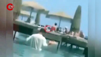 Rodos adasında turistlere suyun içinde servis yapmaya zorlanan garsonlar