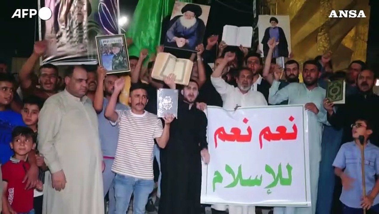 Iraq, manifestanti a Karbala bruciano bandiere della comunita' lgbtq