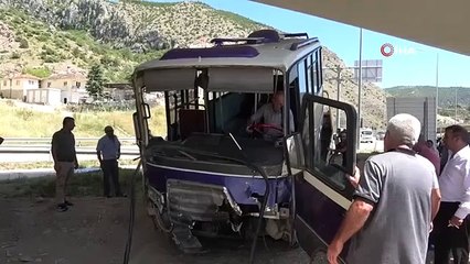 En collision avec la voiture à Amasya, le minibus a plongé dans le pilier du pont： 8 blessés