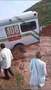 १२५ फीट गहरी खाई में गिरने से बाल बाल बची एम्बुलेंस, आगे के दो पहिए अधर में झूले