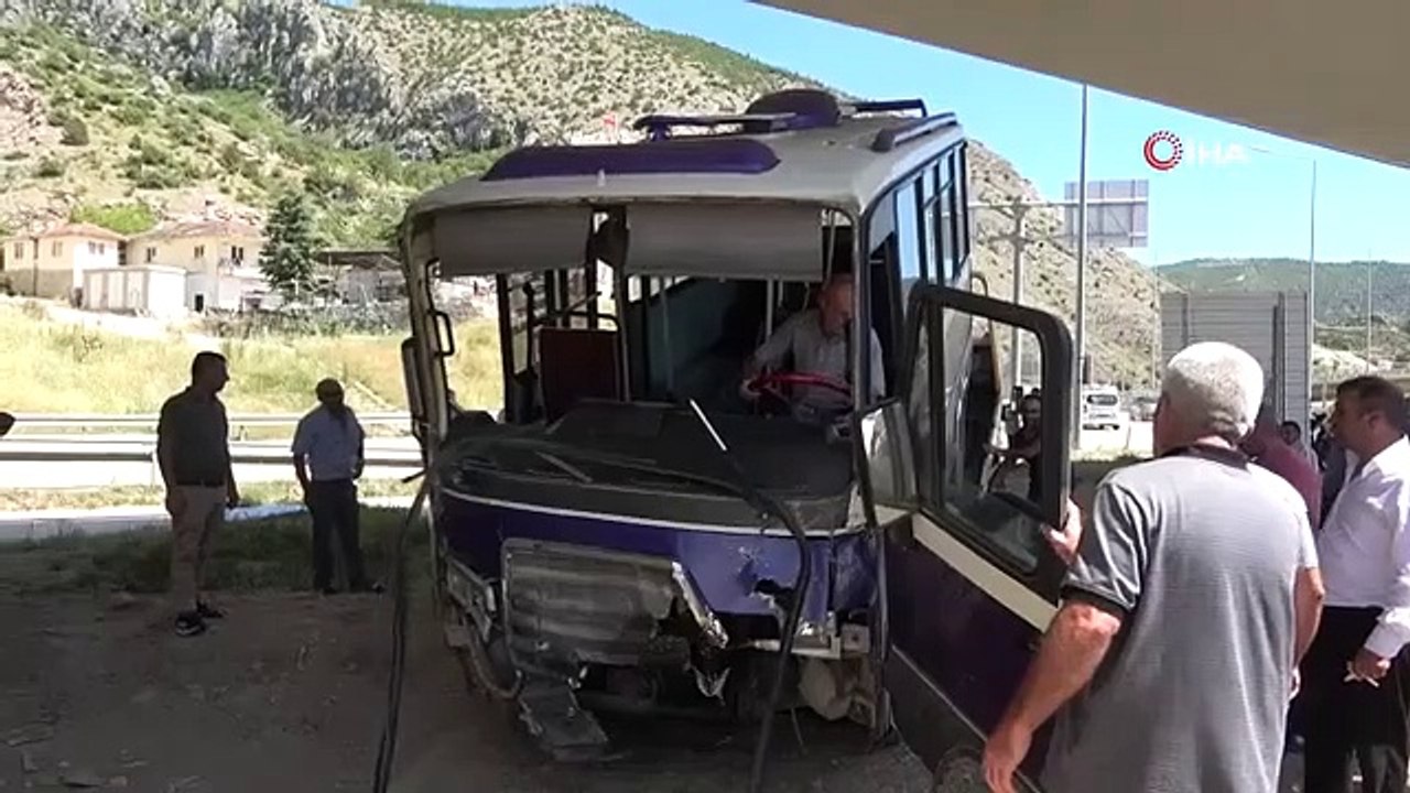 Beim Zusammenstoß mit dem Auto in Amasya prallte der Kleinbus gegen den Brückenpfeiler: 8 Verletzte