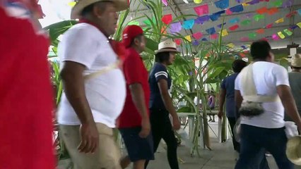 رئيس بلدية في المكسيك يتزوّج من أنثى تمساح ضمن احتفالات تقليدية قديمة