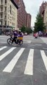 Un policier plaque un cycliste au sol juste avant le passage de la voiture de Joe Biden