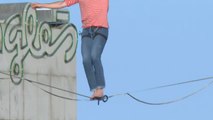 El prestigioso funambulista Nathan Paulin cruza el cielo de Barcelona a 70 metros del suelo