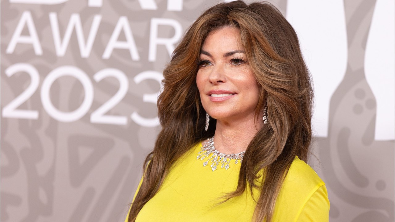 Voici - Shania Twain : la chanteuse victime d'une chute sur scène en plein concert