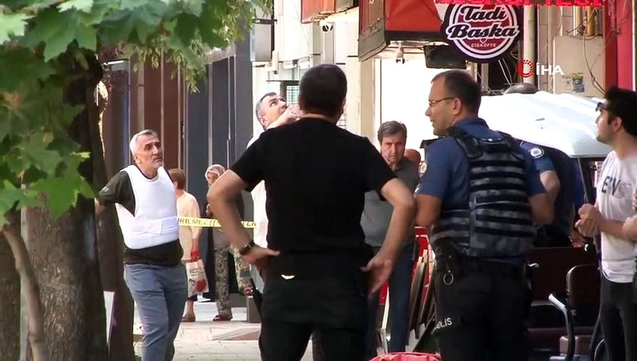 Die Spezialeinheitspolizei neutralisierte die Person, die die Frau, mit der er zusammenlebte, als Geisel genommen hatte