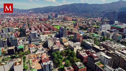 Download Video: Dos aviones militares chocan durante acrobacia en Colombia; un piloto muere