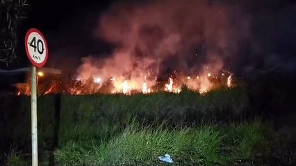 Bombeiros combatem incêndio de grandes proporções na Rua Gandhi