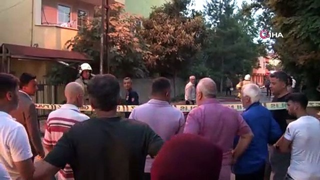 Sancaktepe’de 4 apartmanın çatısı alev alev yandı