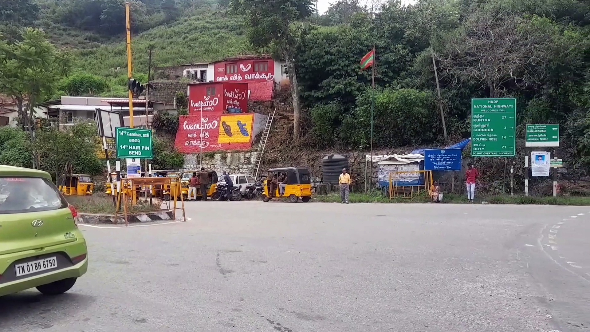 நீலகிரியில் கட்டுப்பாட்டை இழந்த இருசக்கர வாகனம்; லாரியில் மோதி உயிரிழந்த வாலிபர் - வீடியோ வெளியாகி பரபரப்பு