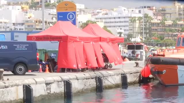 Salvamento Marítimo traslada a Tenerife una embarcación con 65 migrantes y un fallecido