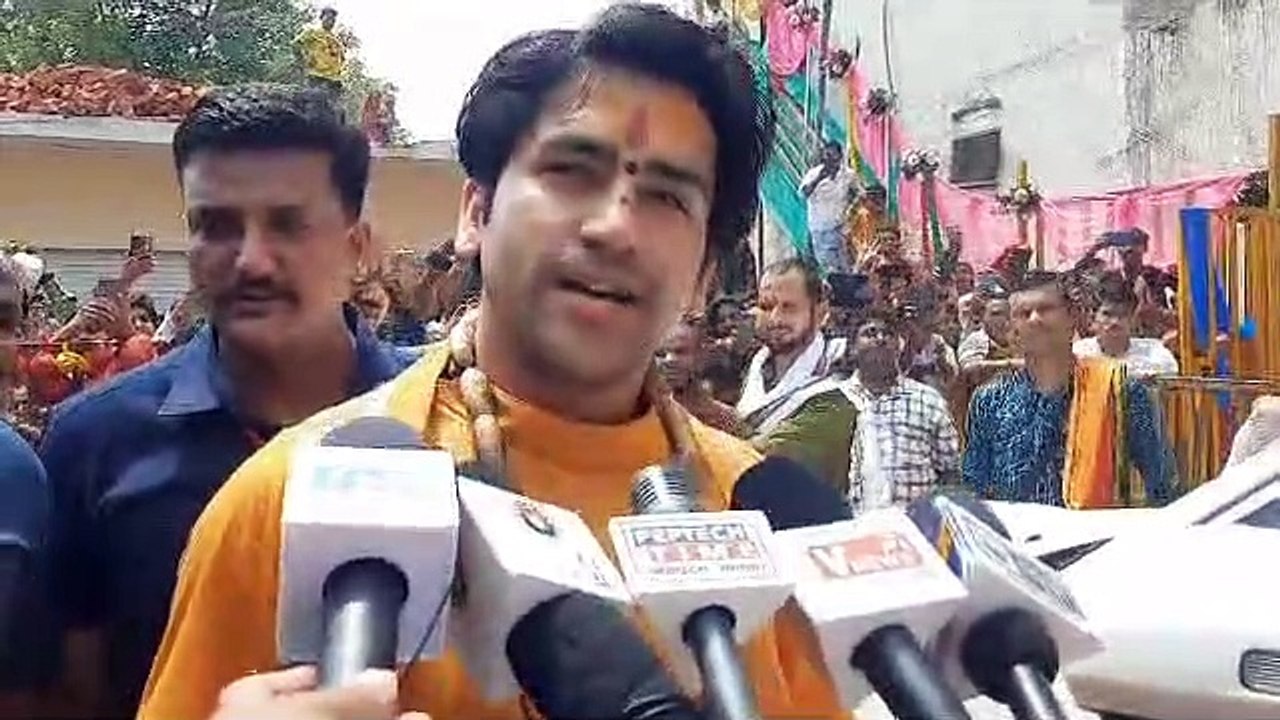 बागेश्वर धाम पीठाधीश्वर धीरेन्द्र कृष्ण शास्त्री