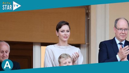 Charlene de Monaco en doré métallisé et boutonnée jusqu'au cou : ultra chic pour un cocktail d'été à