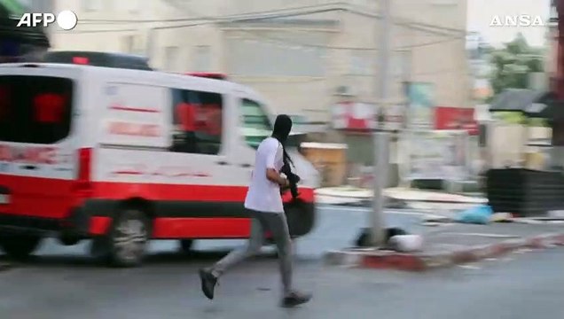 A Jenin, militanti palestinesi armati sparano contro l'esercito israeliano