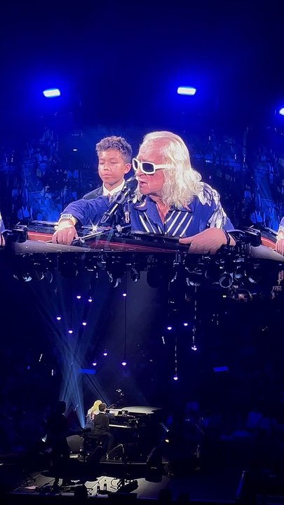 Michel Polnareff chante "Lettre à France" avec son fils Louka à Paris