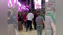 İrlanda'daki  Black Eyed Peas konserinde gündem olan görüntüler! Tek başına dans eden adam...
