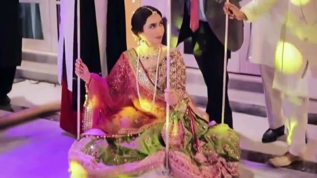 Terazinin bir kefesine gelini, diğer kefesine onlarca külçe altın koydular! Görüntülere tepki yağıyor