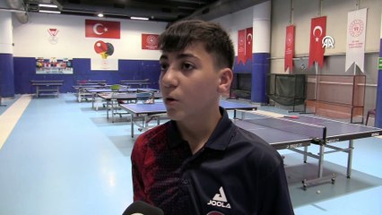 KAYSERİ - Masaların altında uyuyarak başladığı teniste çok sayıda madalya kazandı