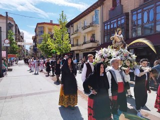 Las cuadrillas en su desfile a la ermita