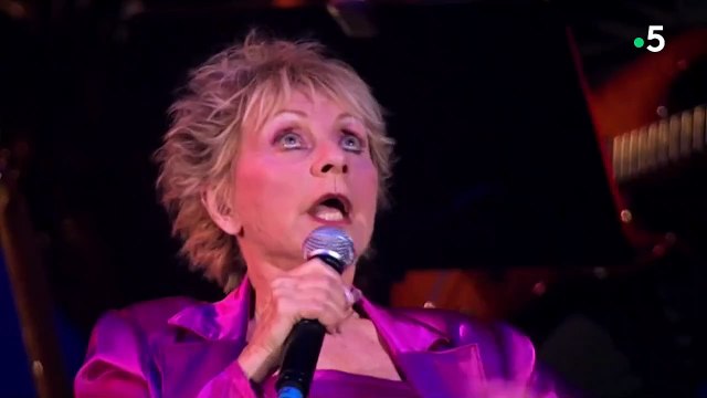 Extrait de l'émission Une maison, une artiste sur France 5 : ce numéro se penche sur la demeure blanche d'Annie Cordy, sur la Côte d'Azur